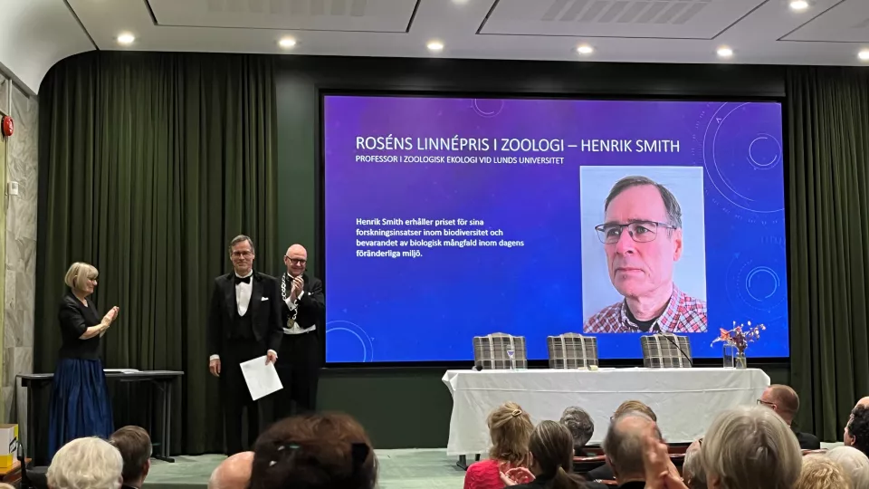 Henrik Smith on stage receiving the Rosén Linnaeus Prize in Zoology