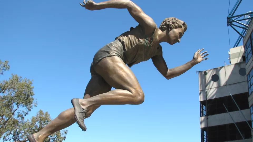 Statue of a running woman. Photo.