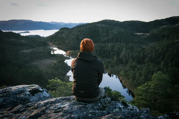 hasse-lossius-SEp10UwkPB4-unsplash.jpg A person looking out over the mountains and water. A photo