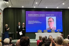 Henrik Smith on stage receiving the Rosén Linnaeus Prize in Zoology