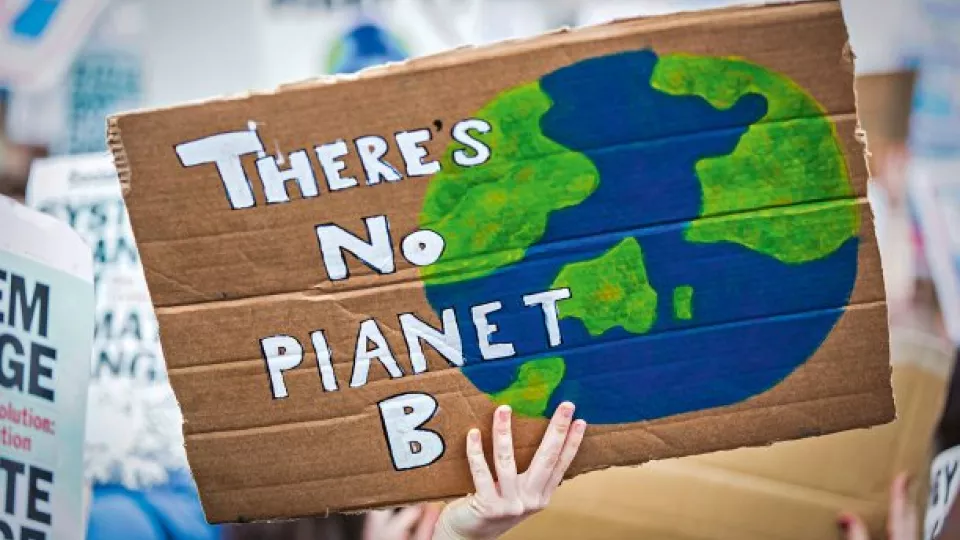 Bild av plakat där det står "There is no planet B". Foto.