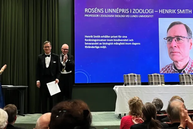 Foto från när professor Henrik Smith mottar Roséns Linnépris i zoologi