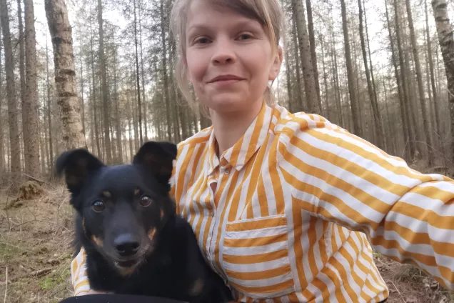 Sofia Blomqvist och hunden Ylle. Foto.