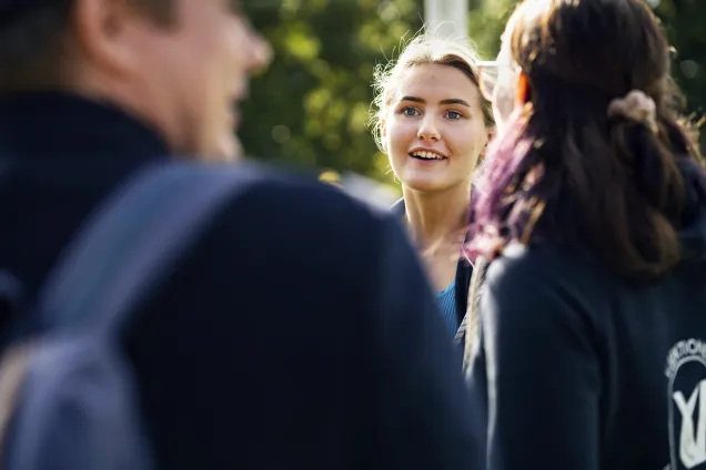 Blond tjej i närbild. Foto.