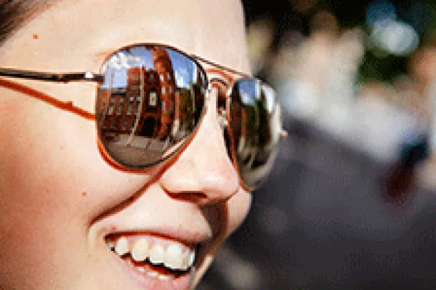 Kvinna med solglasögon. Foto.