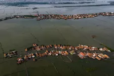 Flygbild på översvämmad by i Indonesien. Foto.