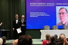 Foto från när professor Henrik Smith mottar Roséns Linnépris i zoologi